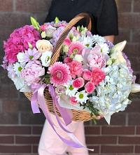 Композиция солнечный день в Михайлове Цветочная композиция из Розы, Хризантемы, Пионы и Лизиантусы в корзине в Михайлове