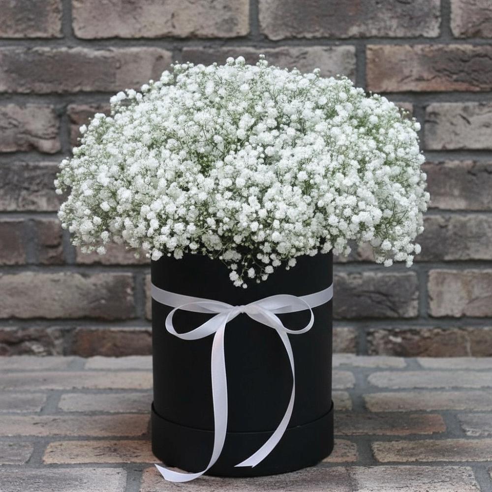 Цветочная композиция из Гипсофила в шляпной коробке в Михайлове