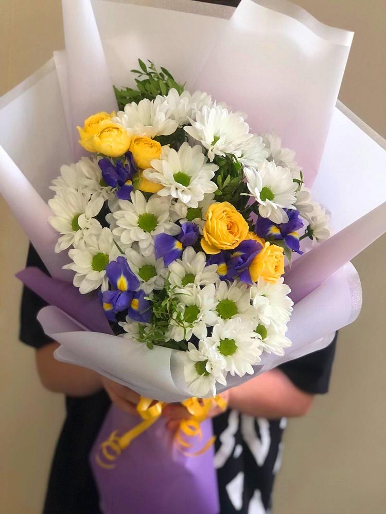 Букет цветов из: Ирисы, Хризантемы и Розы в Михайлове