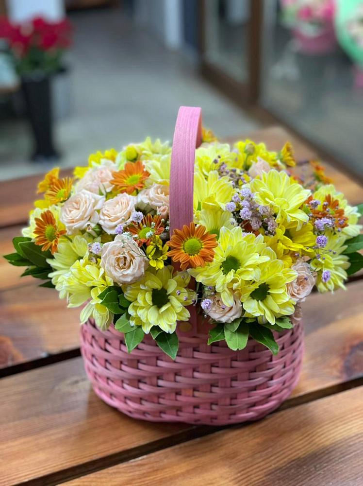 Цветочная композиция из Хризантемы и Розы в корзине в Михайлове