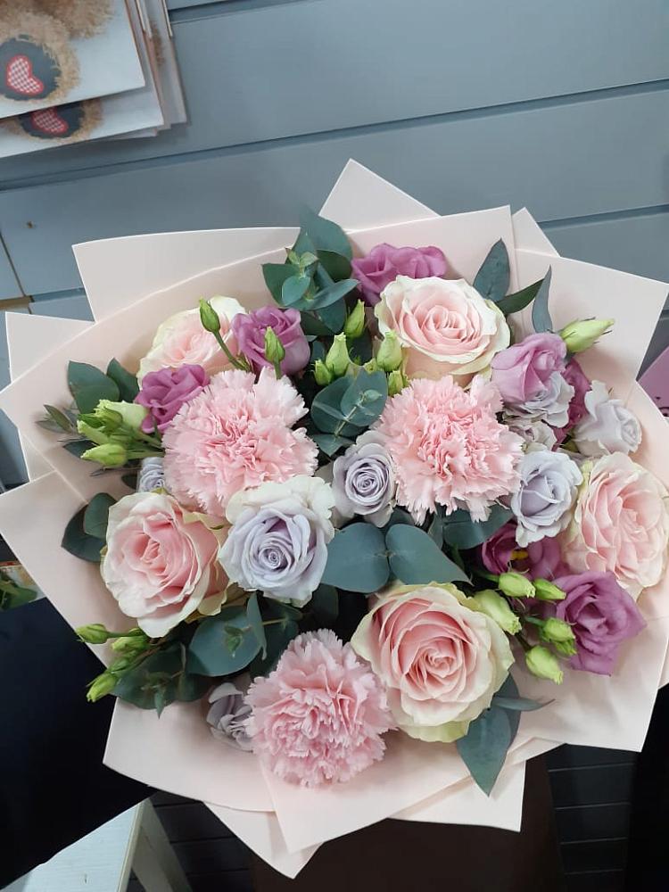 Букет цветов из: Розы, Гвоздики и Лизиантусы в Михайлове